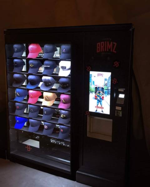 Vendre des casquettes à Paris grâce à un distributeur MAGEX BigStore9